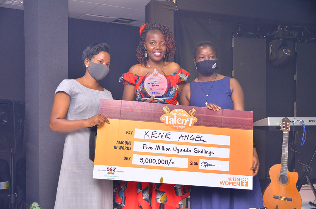 Ms. Angel Kene(Centre) the winner with a dummy cheque presented to her at the grand finale.
